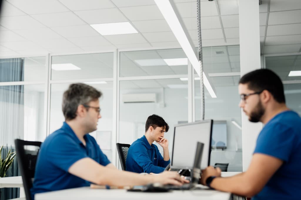 Equipo técnico de NCPower trabajando en oficina durante la etapa inicial