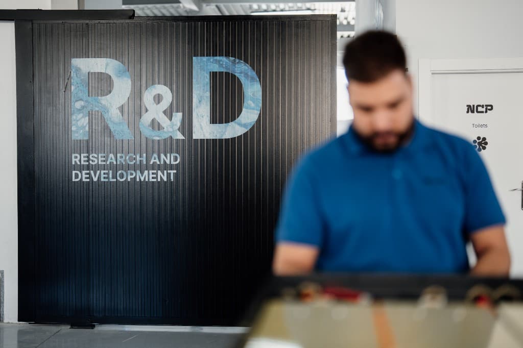 Equipo de I+D de NCPower en laboratorio técnico