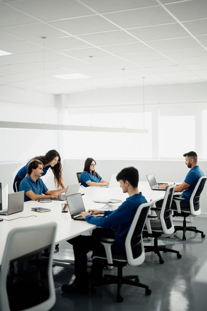 Equipo técnico de NCPower trabajando en monitorización de datos en oficina