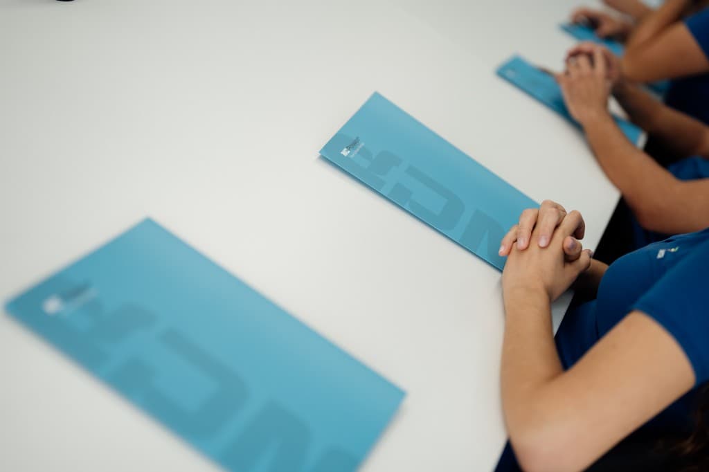 Sesión de formación técnica NCPower con material didáctico