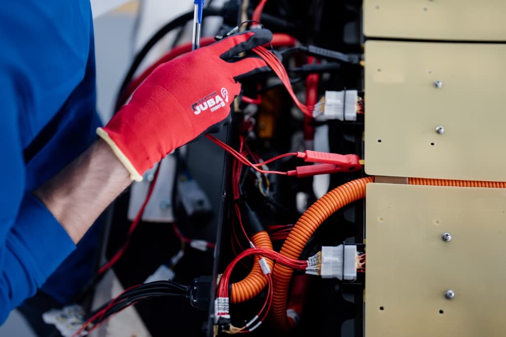 Técnico de NCPower realizando pruebas de integración en laboratorio