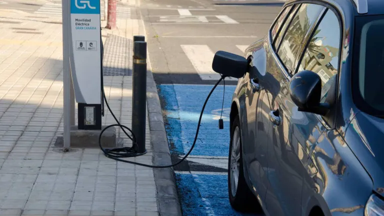 Imagen de portada: El proyecto español que alargará la vida de tu coche eléctrico: más de 15 años sin cambiarla